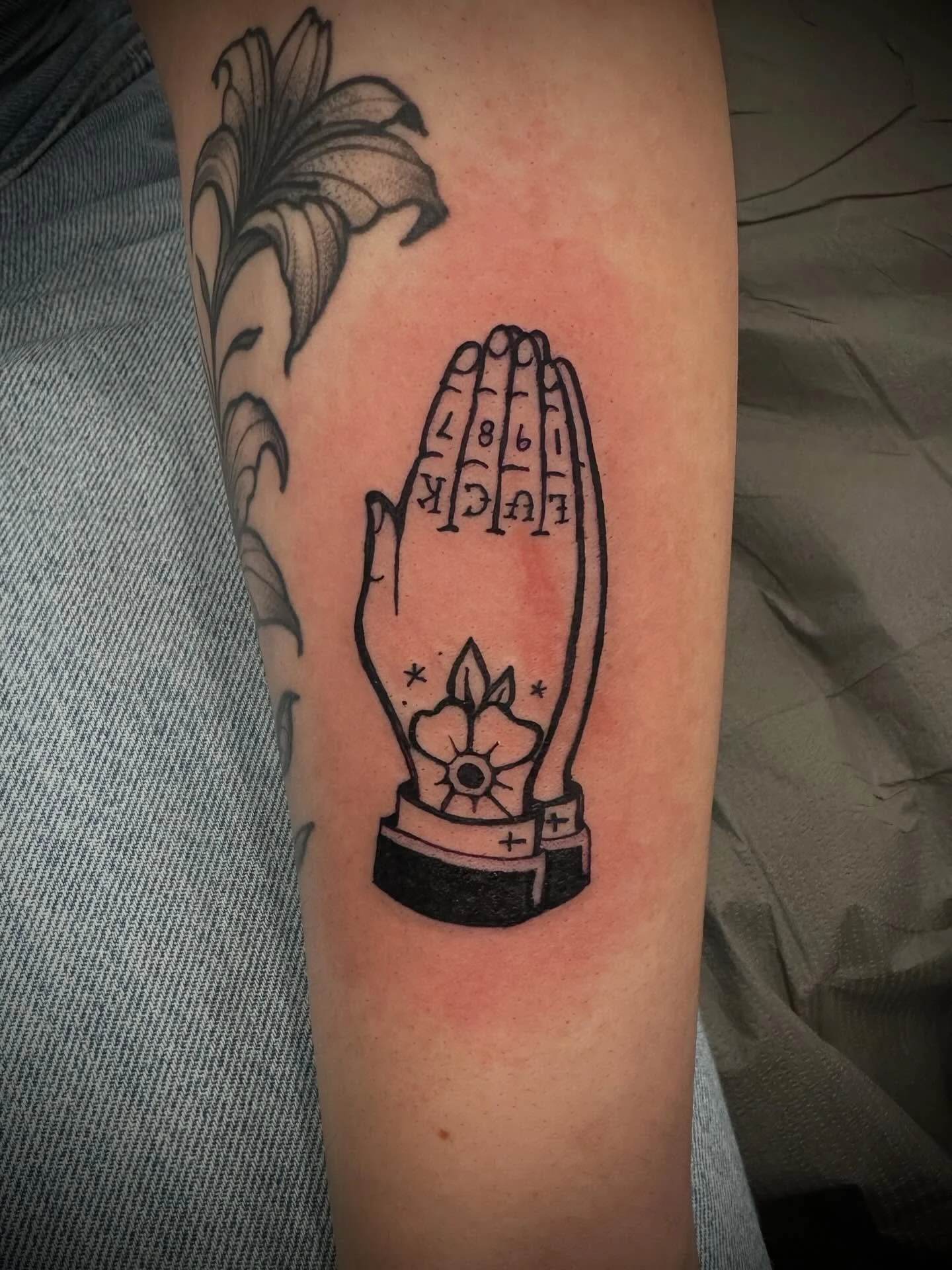 Prayer hands for Lily and the Edmonton tattoo show last weekend. Thanks for stopping by!

#tattoo #tattooed #tattooartists #tradtattoo
