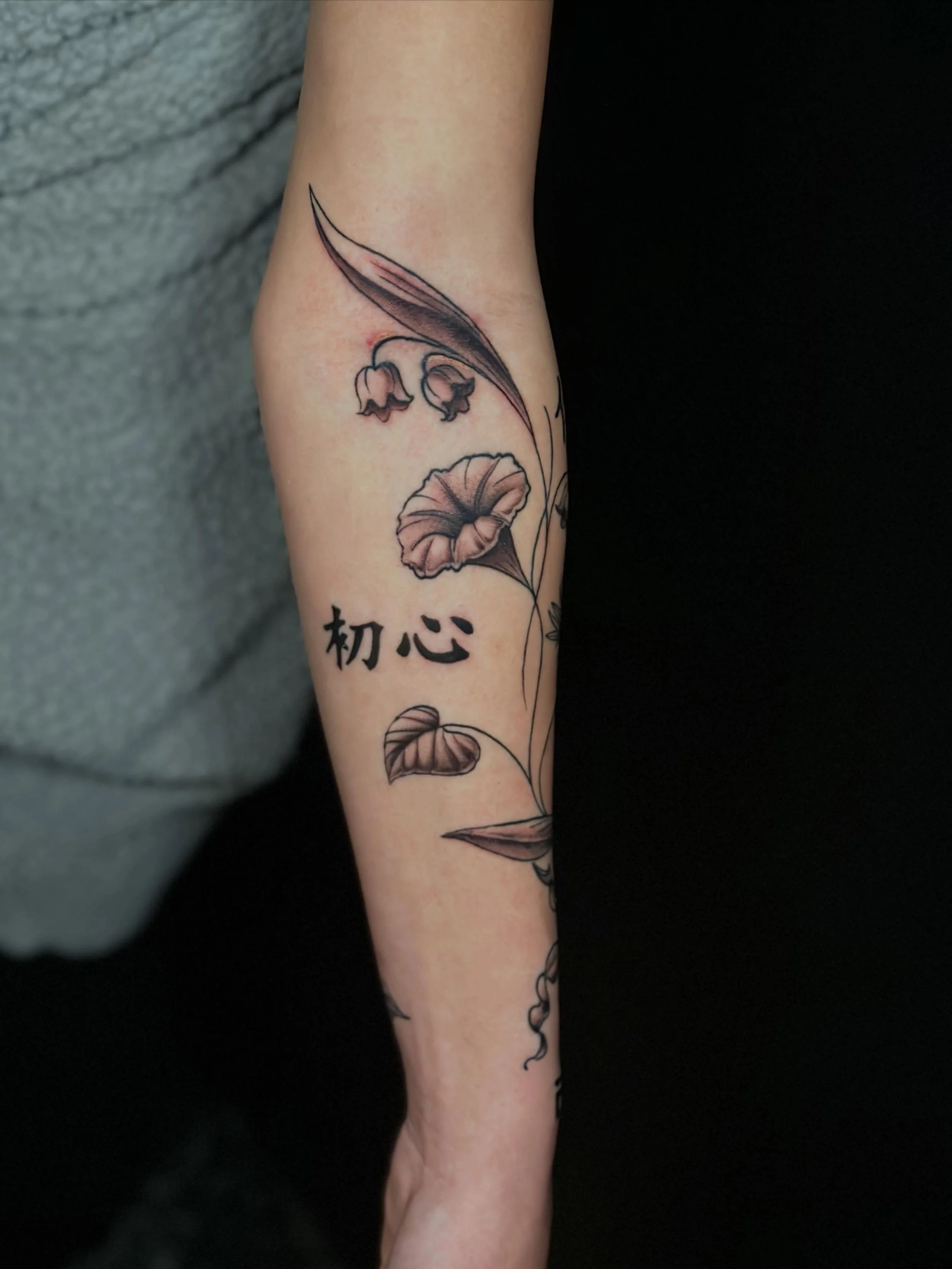 Some flowers and Japanese symbols. Thanks Janelle! 

#tattoo #tattooed #flowertattoos #tattoos