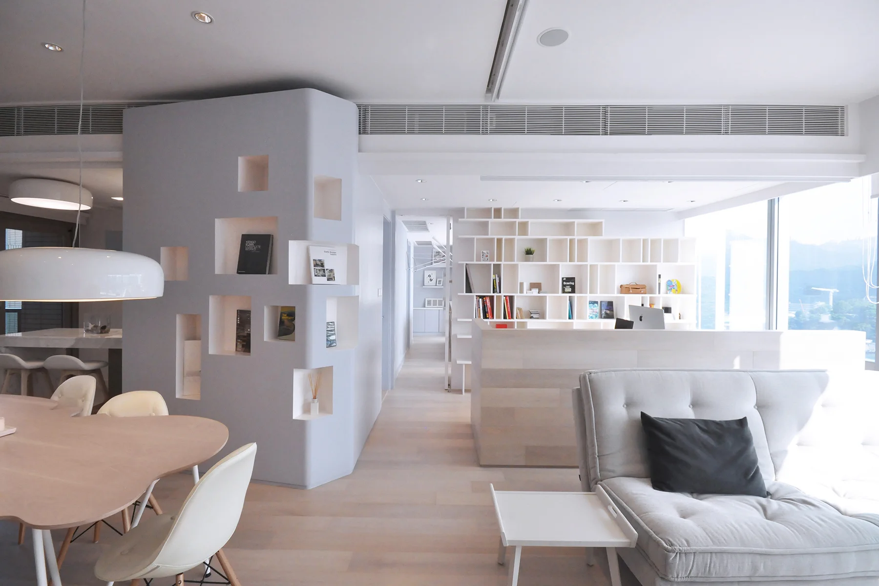 The material palette is calm and refreshing, with a tranquil sea-blue colour chosen for the continuous blue ‘ribbon’ wall that floats and connects through all the different areas, and acts as the main spatial element for storing and displaying personal items