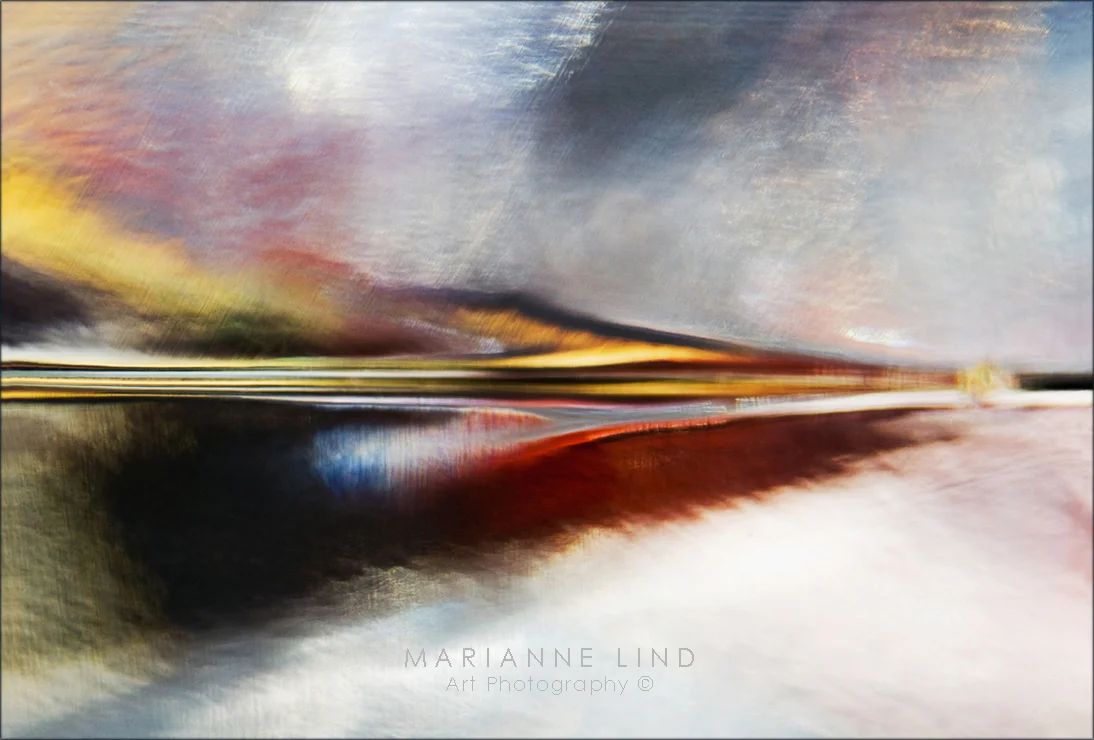 In the silence Limited Edition, available in various sizes. Unique photographs of light refractions in glass. Mounted with plexiglas or framed. For inquiries contact fotograf@mariannelind.se