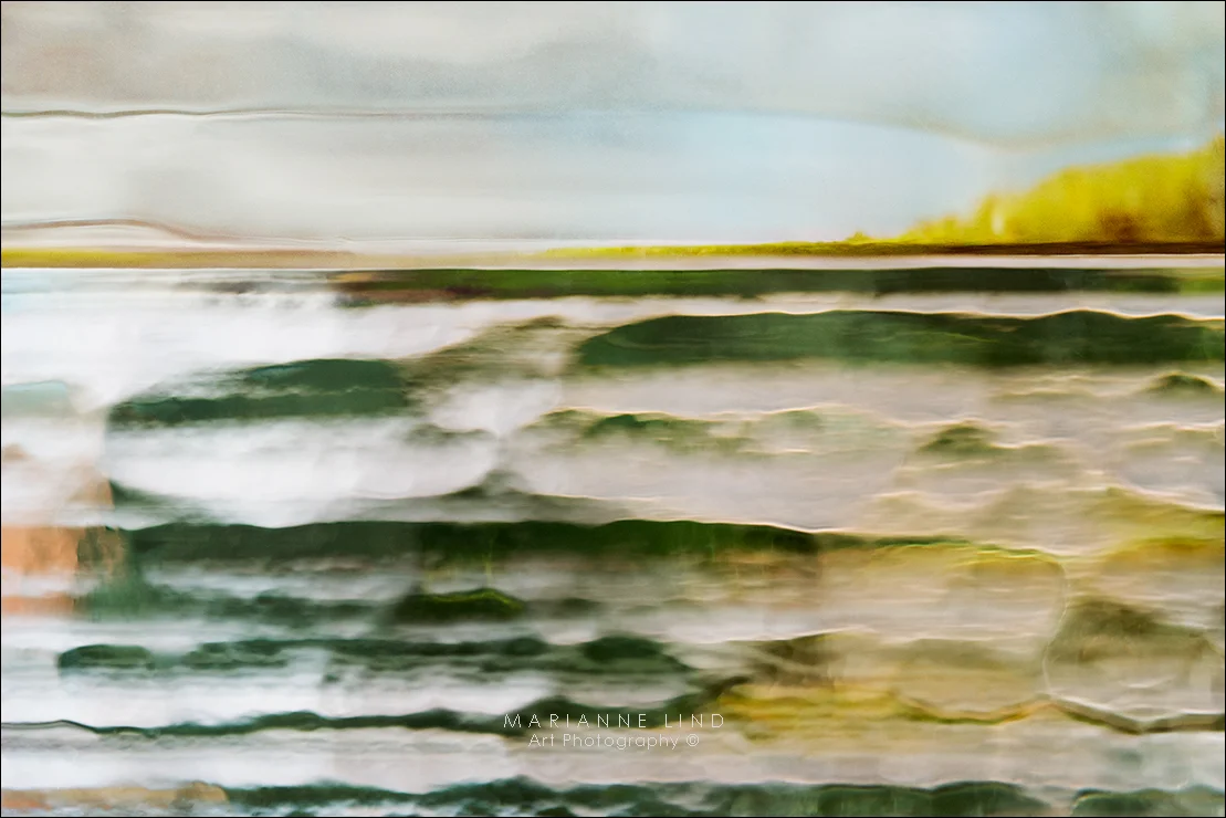 "Morgondimma över fjärden" Limited Edition, available in various sizes. Unique photographs of light refractions in glass. Mounted with plexiglas or framed. For inquiries contact fotograf@mariannelind.se