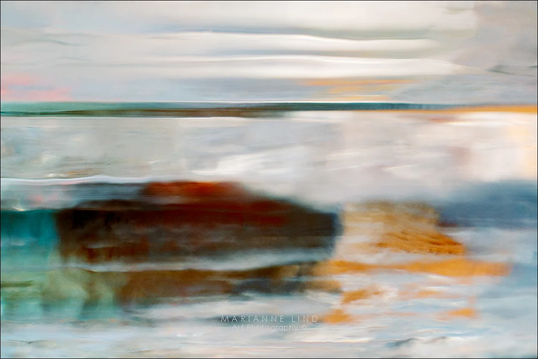 Nr 1050284 Limited Edition, available in various sizes. Unique photographs of light refractions in glass. Mounted with plexiglas or framed. For inquiries contact fotograf@mariannelind.se