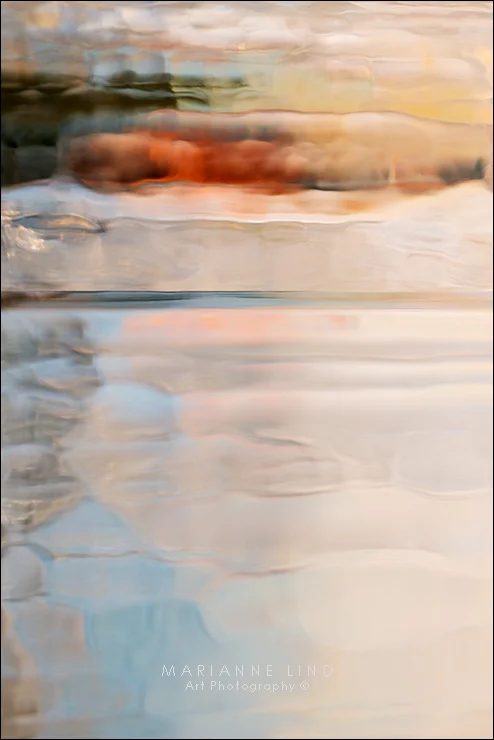Nr 1050401 Limited Edition, available in various sizes. Unique photographs of light refractions in glass. Mounted with plexiglas or framed. For inquiries contact fotograf@mariannelind.se