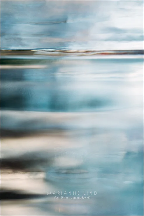 Nr 1040575 Limited Edition, available in various sizes.Unique photographs of light refractions in glass. Mounted with plexiglas or framed. For inquiries contact fotograf@mariannelind.se