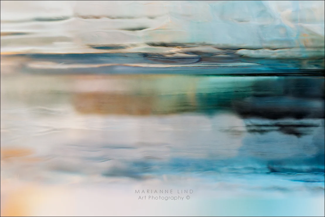 No P1050338 Limited Edition, available in various sizes. Unique photographs of light refractions in glass. Mounted with plexiglas or framed. For inquiries contact fotograf@mariannelind.se
