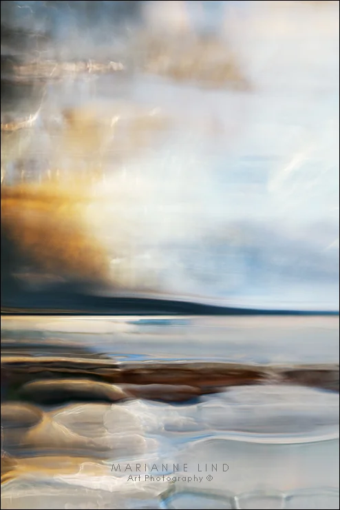Nr P1060996 Limited Edition, available in various sizes. Unique photographs of light refractions in glass. Mounted with plexiglas or framed. For inquiries contact fotograf@mariannelind.se