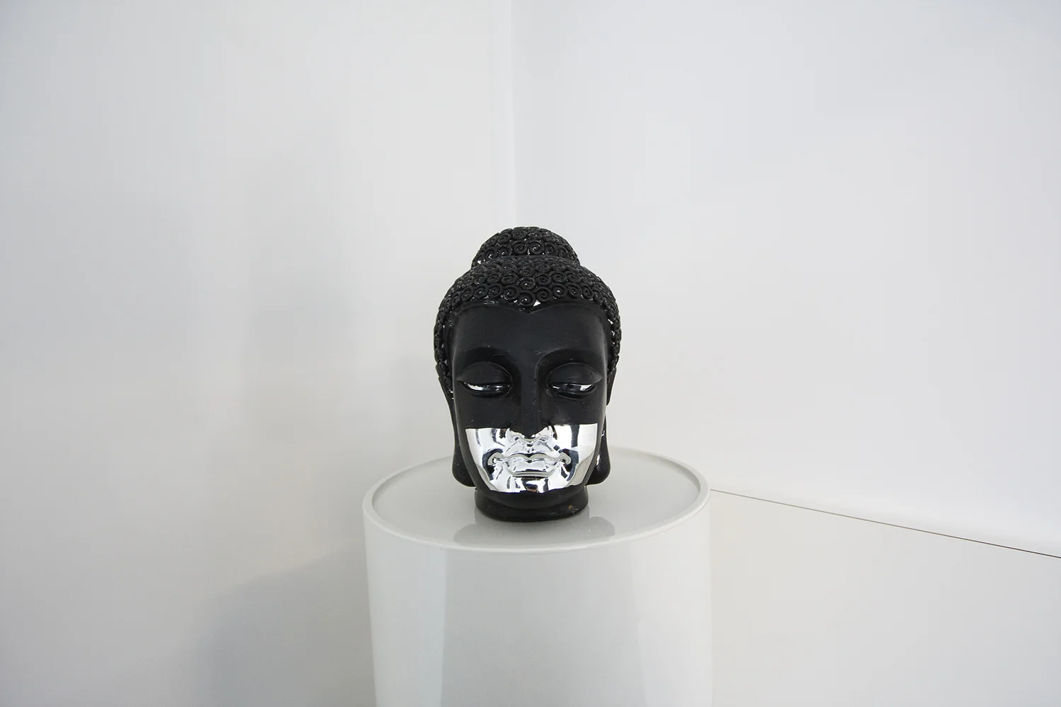 Truc-Anh_2010_White-Hotel_03