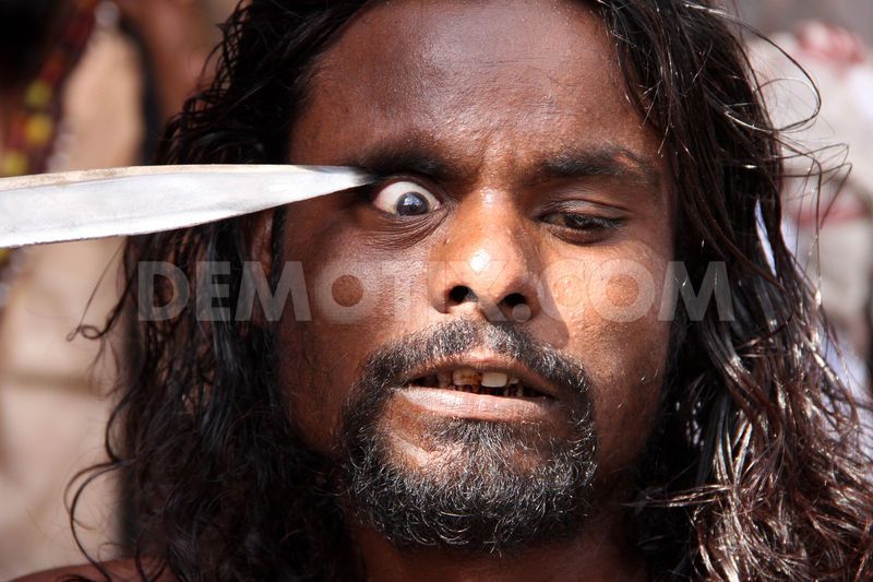 1371647476-indian-muslim-sufi-drags-a-sword-into-his-eye-during-a-rally_2164340.jpg