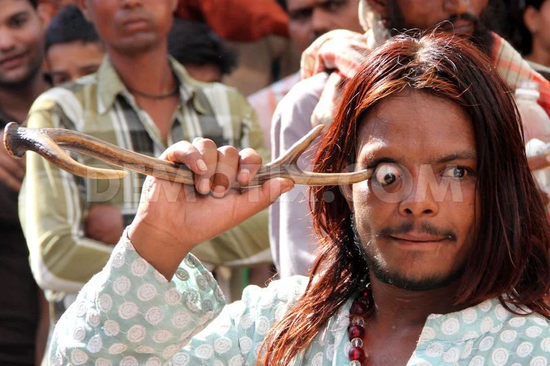 1371647482-indian-muslim-sufi-drags-a-sword-into-his-eye-during-a-rally_2167172.jpg