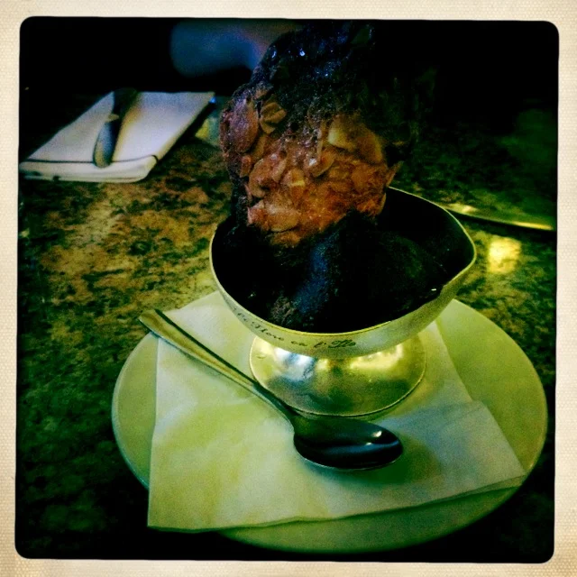 8. Πιο σκούρα σοκολάτα δεν γίνεται. Στο Παρίσι οι γεύσεις αποκτούν χρώμα, ξυπνούν μνήμες, δημιουργούν και ενοχές. 