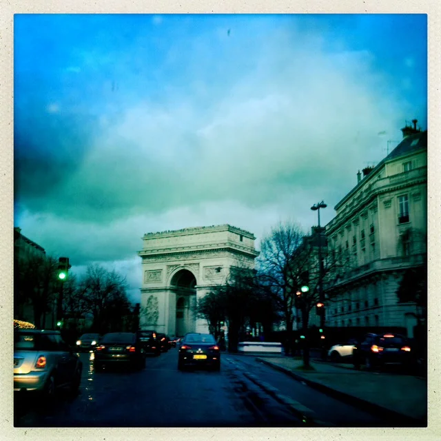 9. Ένα βροχερό απόγευμα, σε μια βόλτα με το αυτοκίνητο, ανακαλύψαμε για μια ακόμη φορά το ζωντανό σκηνικό, όχι πλέον σαν τουρίστες αλλά σαν κάτοικοι της πόλης.