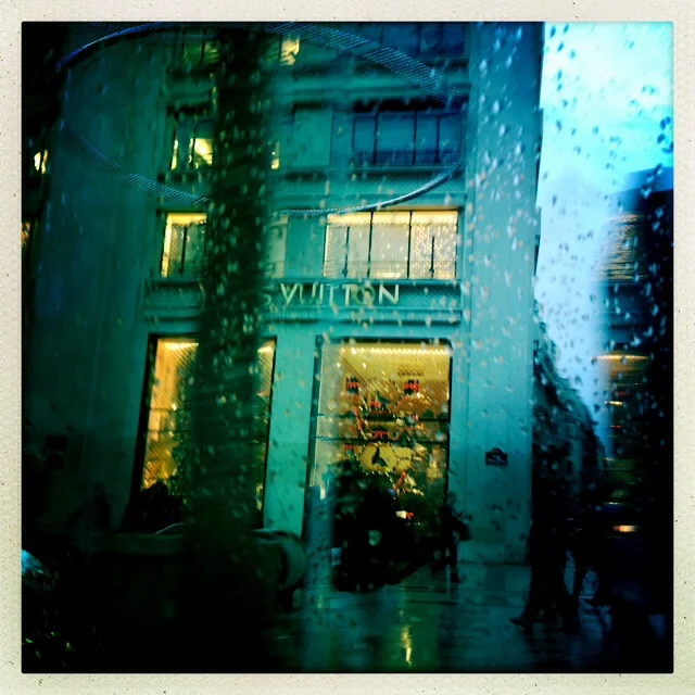 10. Με ή χωρίς εκπτώσεις, η εμπειρία του shopping στο Παρίσι προκαλεί ταχυπαλμία, όπου κι αν βρίσκεσαι. Μέσα κι έξω από τις βιτρίνες, αν και πάντοτε οι καλύτερες διευθύνσεις είναι αυτές που δεν φαίνονται ούτε μέσα στην καταιγίδα. 