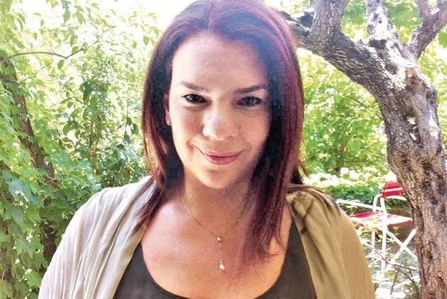 Η Λουκία Δέρβη, «Αλλού, στο Πουθενά». Οι μπλε γαρδένιες δεν φαίνονται στη φωτογραφία...