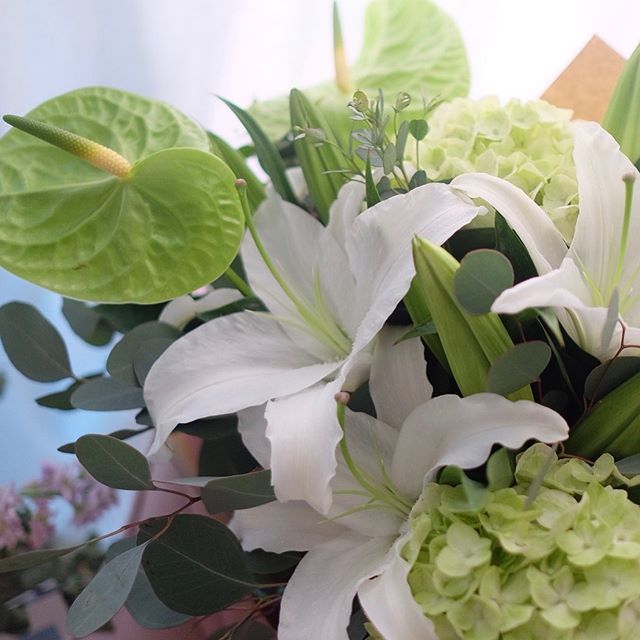 Clean and green #floralsbym  #floralsbym .
.
#sgflorist #flowersg #igsg #bridalbouquet #sgweddings #sgbrides #floristsg #weddinginspo #sgflowers #wedding #weddingideas #flowerbouquet #floralsg #weddingideas #summerblooms #arrangement #flowerarrangeme