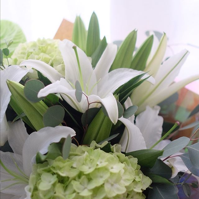 Clean, white, crisp #floralsbym  #floralsbym .
.
#sgflorist #flowersg #igsg #bridalbouquet #sgweddings #sgbrides #floristsg #weddinginspo #sgflowers #wedding #weddingideas #flowerbouquet #floralsg #weddingideas #summerblooms #arrangement #flowerarran