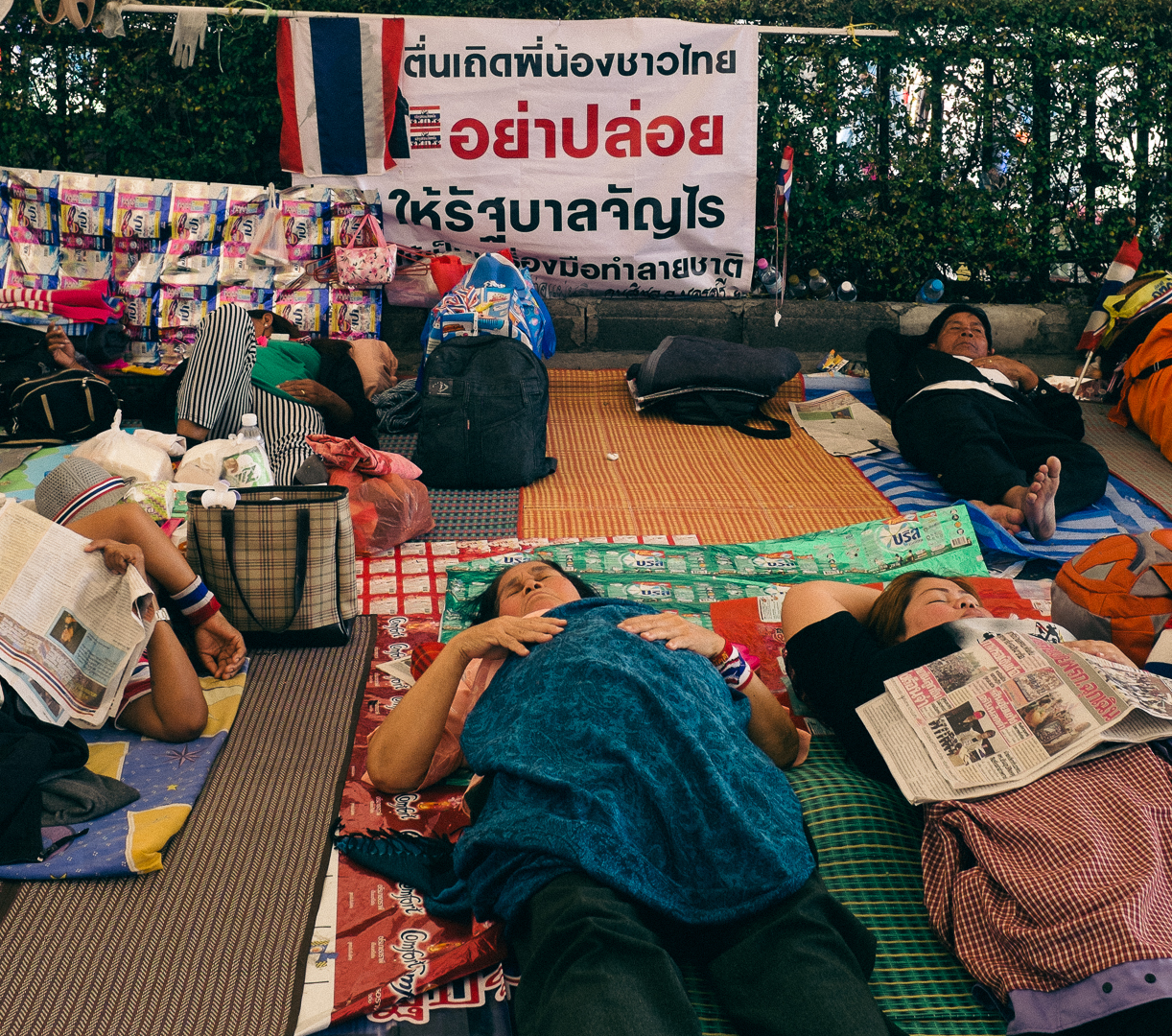 The sign reads "wake up Thai people, Don't let this incompetent government destroys our country" 