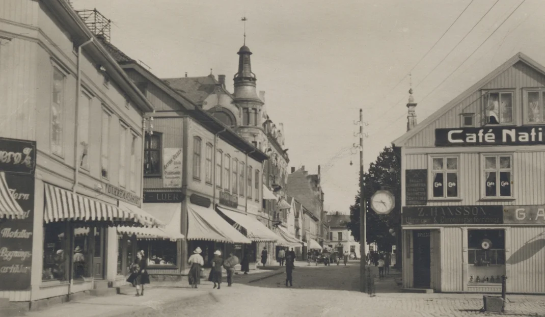 Storgata i Fredrikstad. Foto: Eberh. B. Oppi Kunstforlag