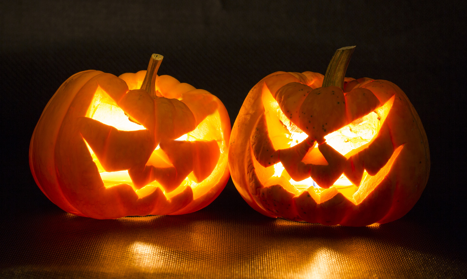 «Jack-o'-lantern», et uthult gresskar med «ansikt» og lys, er det vanligste symbolet og dekorasjonen for halloween-feiringen i USA. En slik lykt er første gang omtalt i 1837 og ble knyttet til halloween allerede fra 1866.