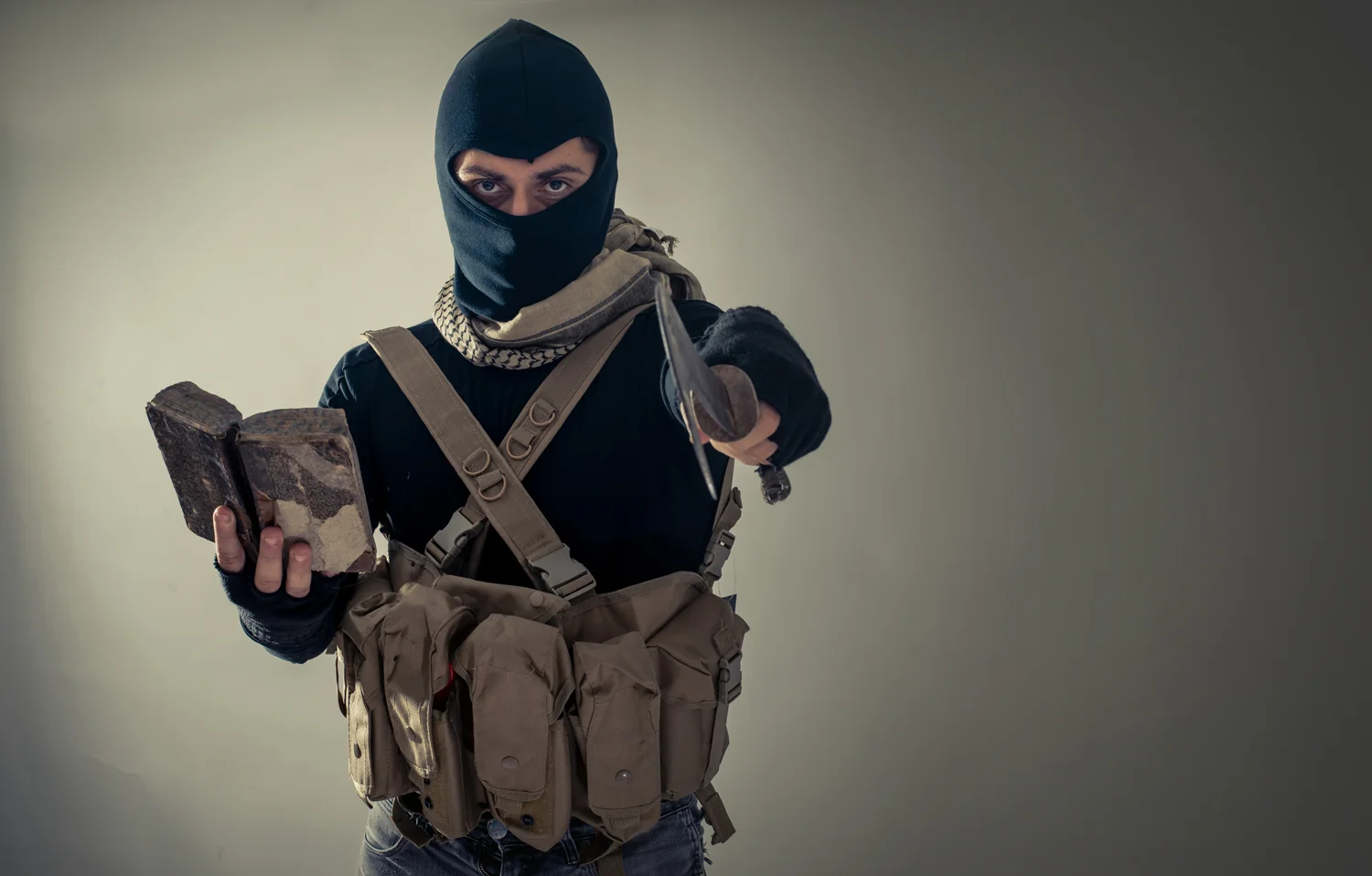 Forferdelige terroranslag har ridd Tyrkia som et mareritt i 2016. Tyrkia har gått inn i Syria med militære styrker og utfører nå kraftig krigføring i det krigsrammede landet. Er dette for å utrydde IS, eller er det en krigføring med skjult agenda, hvor hensikten er å knuse kurderne militært, eller kanskje begge deler? Kurderne har de siste årene kriget kraftig mot IS og vunnet mange slag, men kurderne er også Tyrkias mangeåreige hovedfiende.