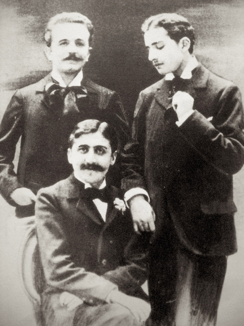 Fotografiet som skandaliserte Prousts mor: Marcel Proust (sittende), Robert de Flers (venstre) og Lucien Daudet (høyre), ca. 1894.