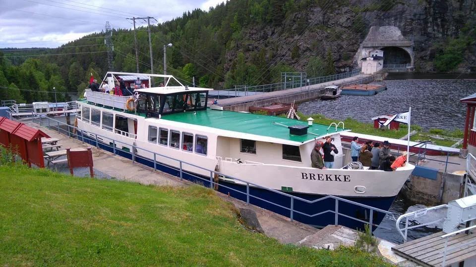 MS BREKKE nymalt med blå bunn. Her fra Brekke Sluser. Foto: MS BREKKE
