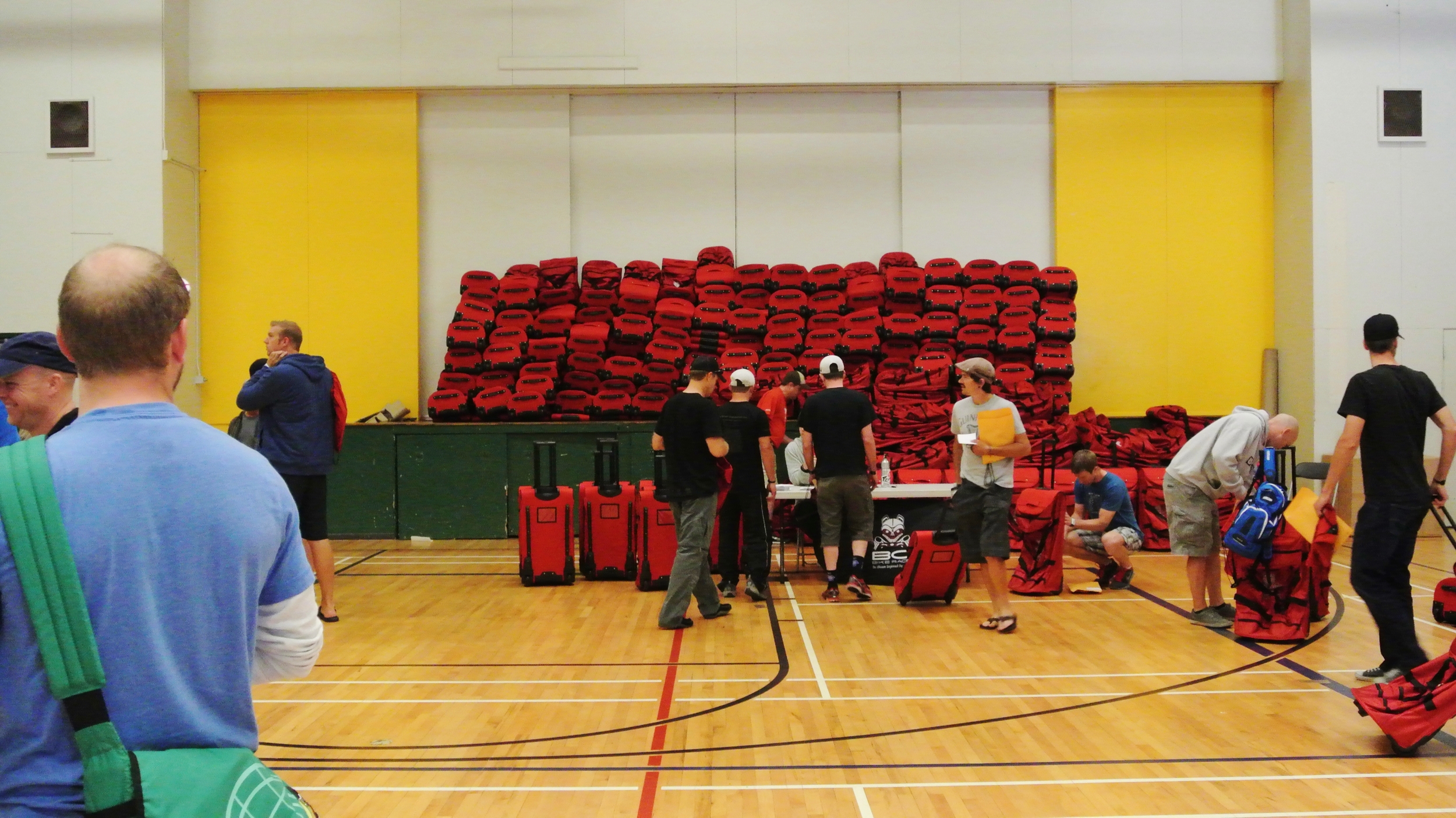 Picking up the racer bag at registration
