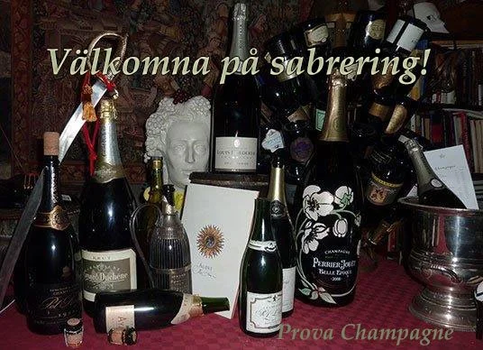 Sabraggio - Apertura di una bottiglia di champagne con una sciabola.