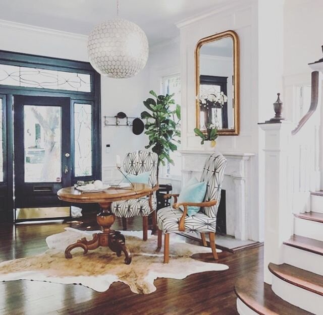 It&rsquo;s an open door kind of day.... #perfectspring #selmastreno #mobileinteriordesigner #southernfoyer #thisoldhouse #newandold #fiddleleaffig #lighting #foyerdesign #interiordesign #interior #interi&oslash;r