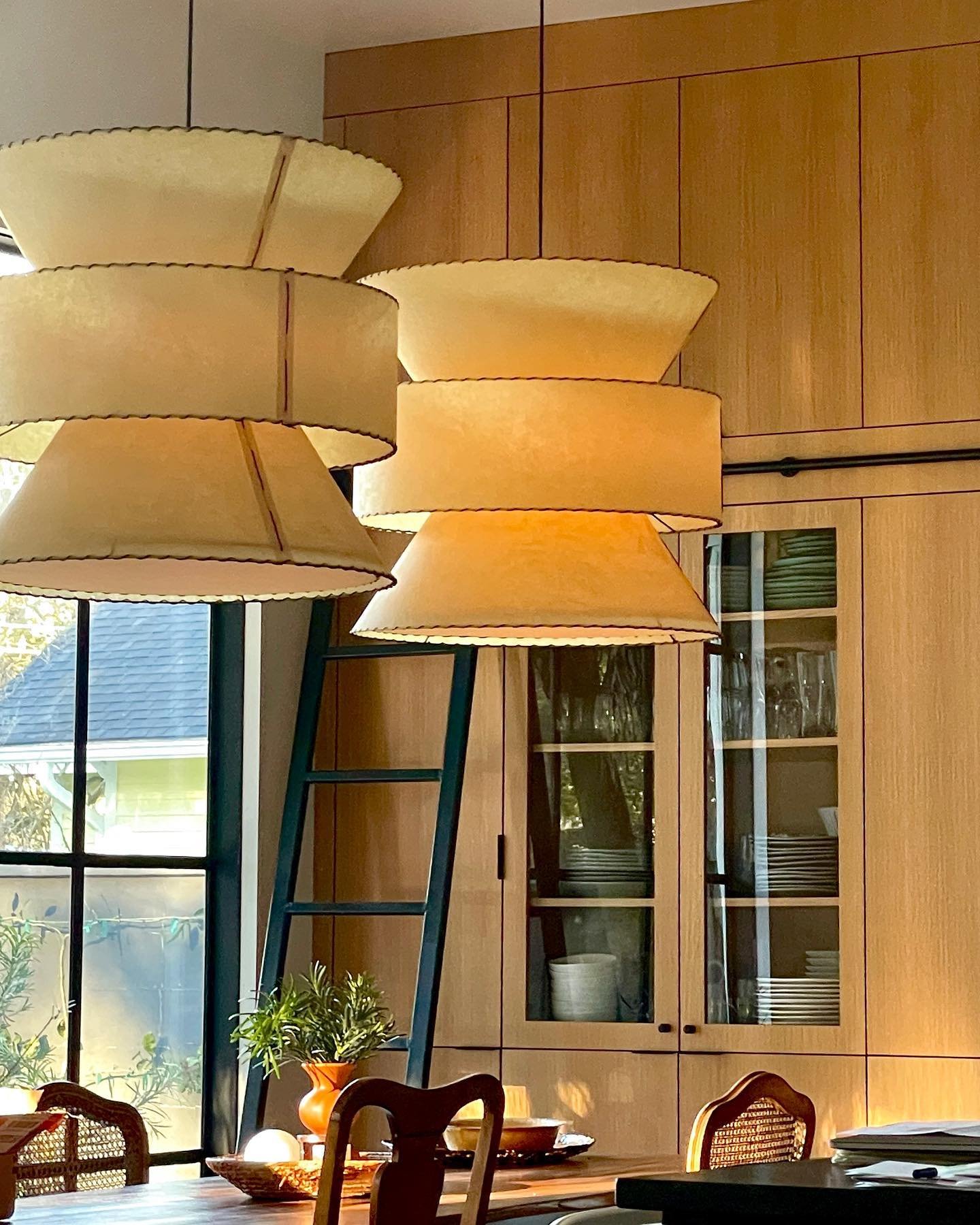 Good Saturday Morning! I love morning light with a cup of coffee to go with it. Hope you have a nice weekend. 
#secondmiledesigns #selmastreno 
#alabamainteriordesigner 
#interiordesign 
#vintagelighting