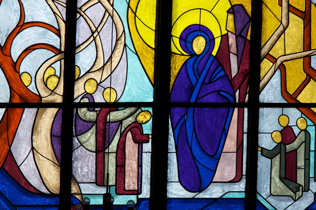 Fenster in der Dreifaltigkeitskirche Wiesbaden. Foto: Benjamin Dahlhoff