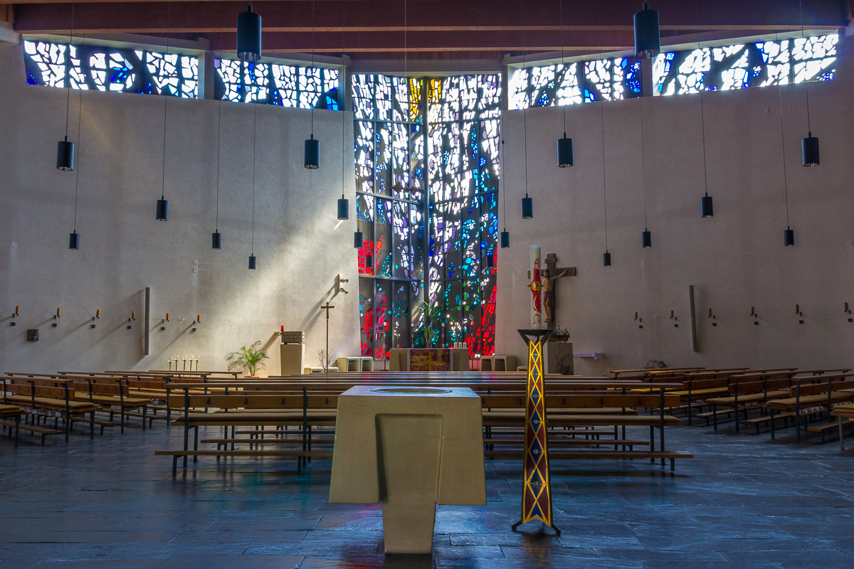 Taufbecken, Taufkerze, Altarraum und Lichtfenster in St. Michael. Foto: 2014 Benjamin Dahlhoff