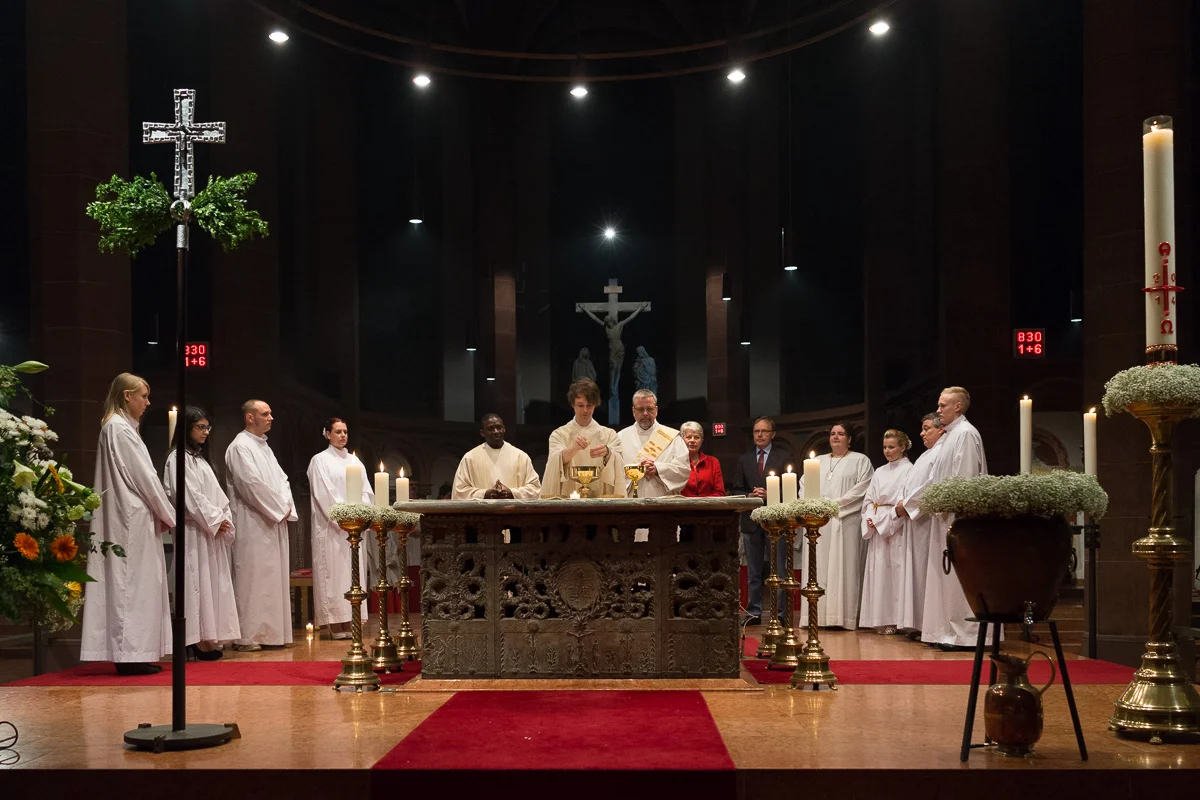 Eucharistiefeier mit den getauften Erwachsenen in der Osternacht 2014. Foto: Benjamin Dahlhoff