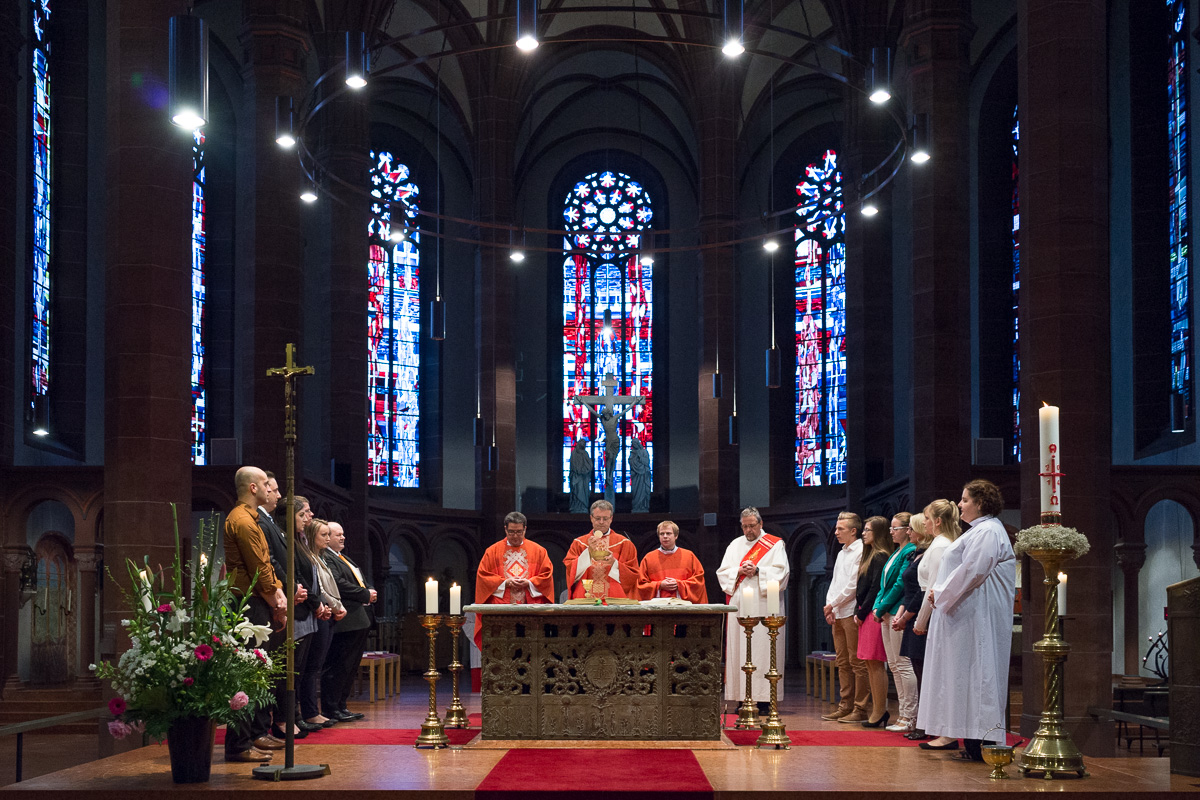 Gemeinsame Eucharistiefeier der Gefirmten. Am Alter: Pfarrer Stephan Gras, Pfarrer Wolfgang Rösch, Diakon Radoslaw Lydkowski und Diakon Stephan Arnold. Foto: Benjamin Dahlhoff
