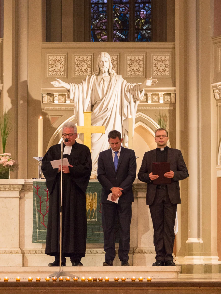 Friedensgebet in der Marktkirche. Pastor Jeffrey Myers (Links), Oberbürgermeister Sven Gerich (Mitte), Kaplan Radoslaw Lydkowski (Rechts). Foto: 2014 Benjamin Dahlhoff