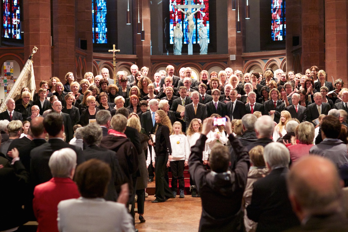 Stehende Ovationen für den Chor an St. Bonifatius nach der Uraufführung von Colin Mawbys Missa Solemnis am 3.10.2012. Foto: Benjamin Dahlhoff