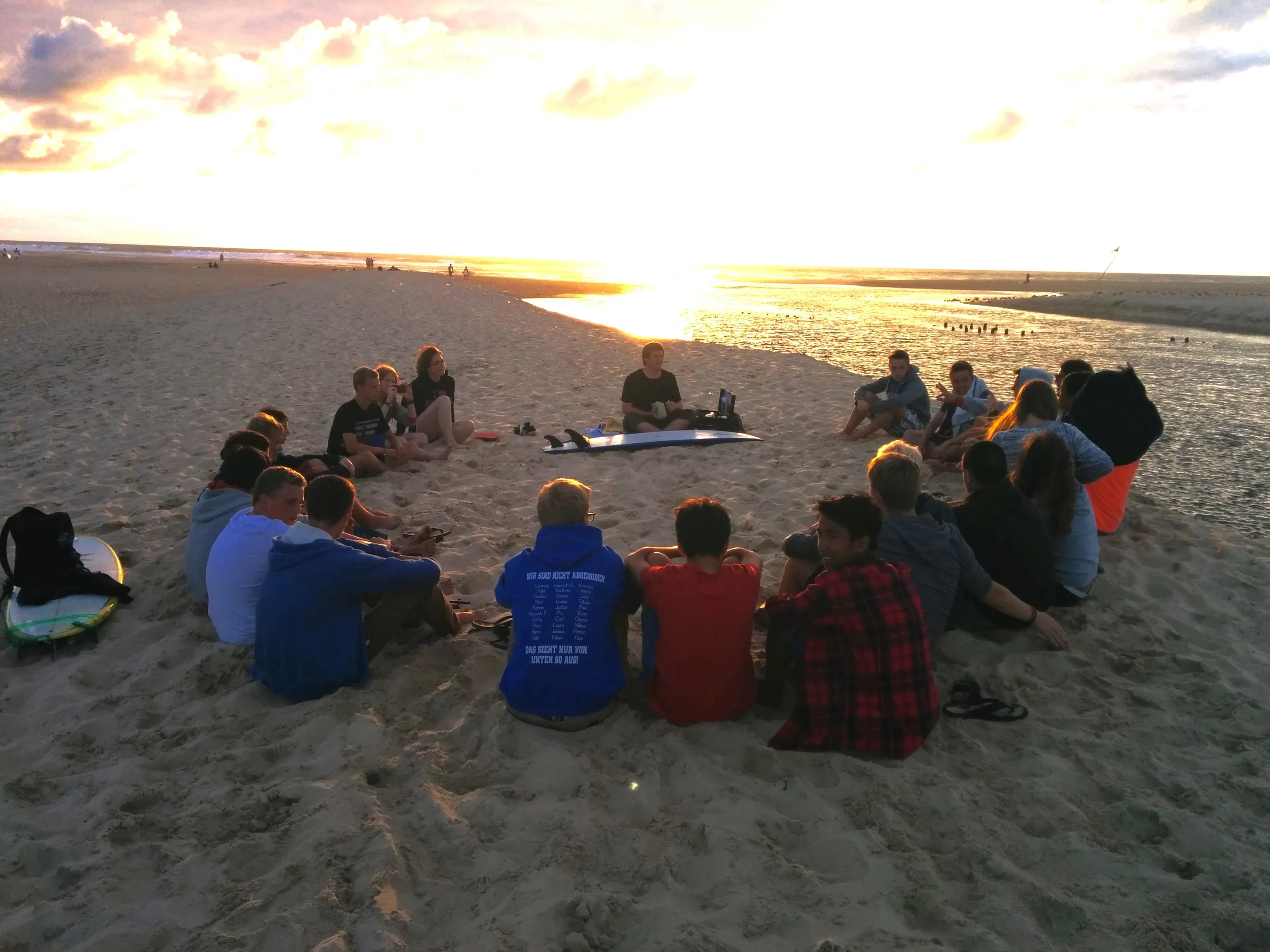 Gottesdienst am Strand. Sport und Glauben an der Französischen Atlantikküste. Foto: Simon Schade