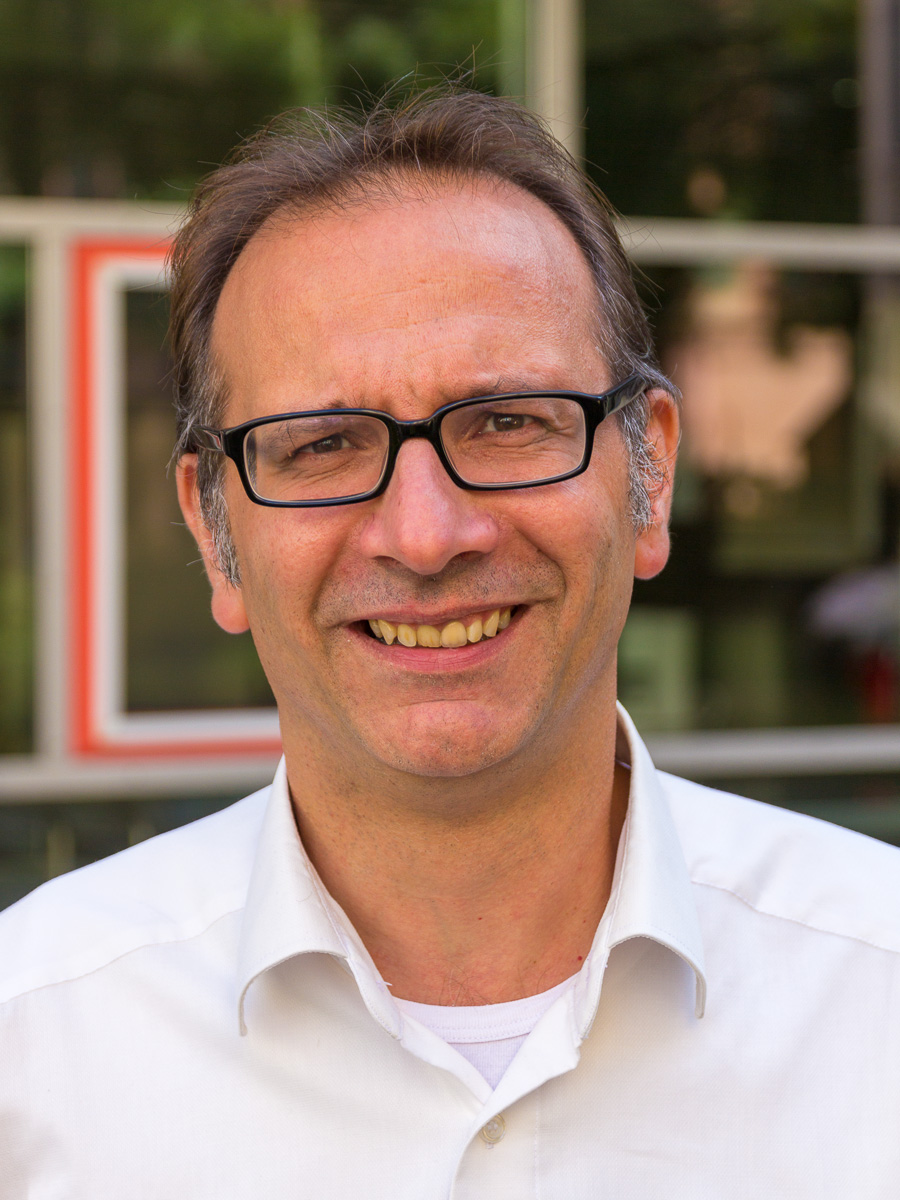 Nach 14 Monaten Elternzeit arbeitet Heiko Litz (43) wieder als Gemeindereferent in der Pfarrei St. Bonifatius. Von 2011 bis 2013 war er Ansprechpartner am Kirchort St. Mauritius. Seit dem 1.09. hat er sein Büro am Kirchort St. Elisabeth (50% TZ). Seine Schwerpunkte liegen in der Arbeit mit jungen Familien, im Beerdigungsdienst und als Ansprechpartner für die syrischen Flüchtlingsfamilien in St. Elisabeth. Heiko Litz ist verheiratet und hat zwei Kinder.