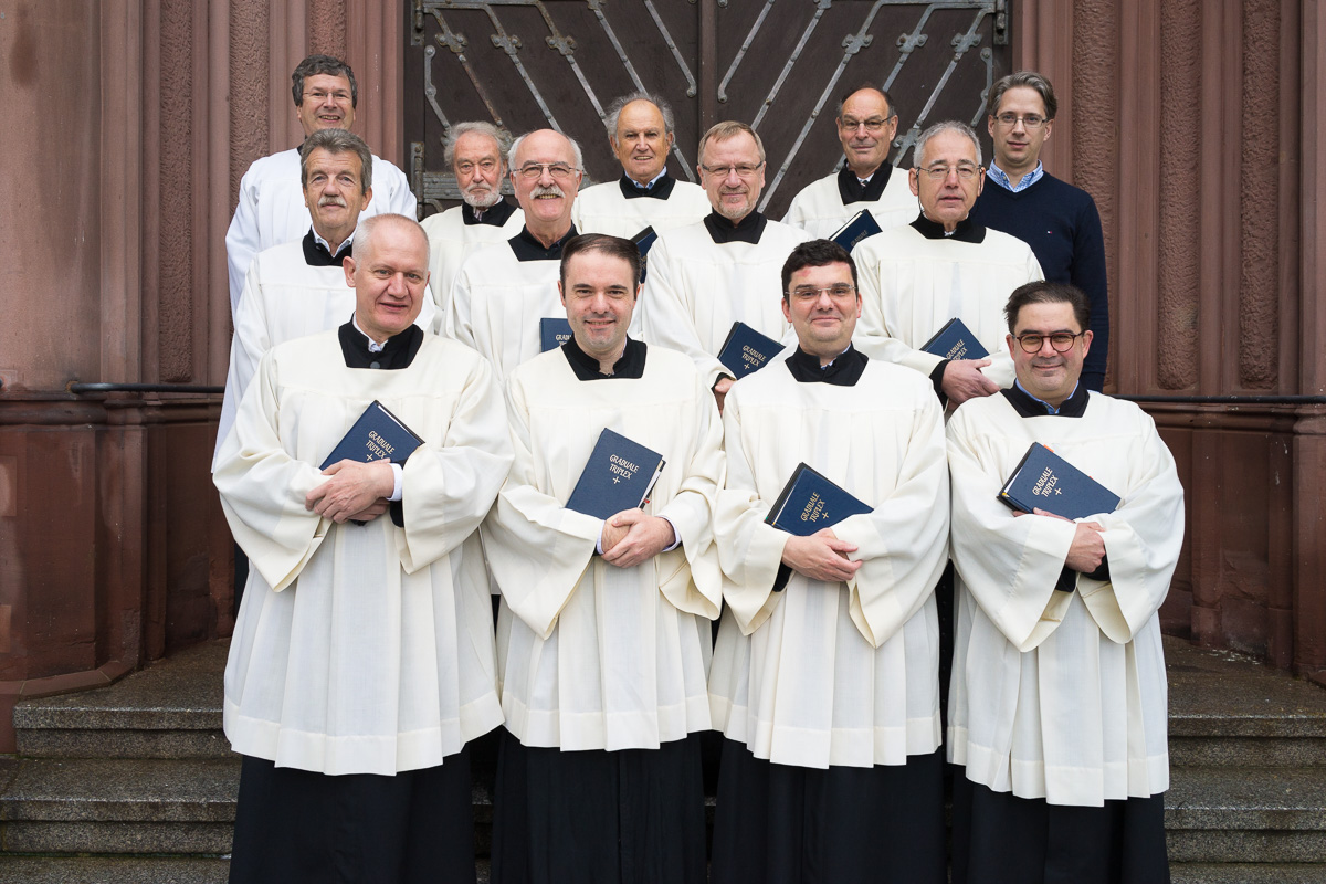 Die Schola von St. Bonifatius, gemeinsam mit Organist Cornelius Dahlem. Foto: 2014 Gabriel Dessauer