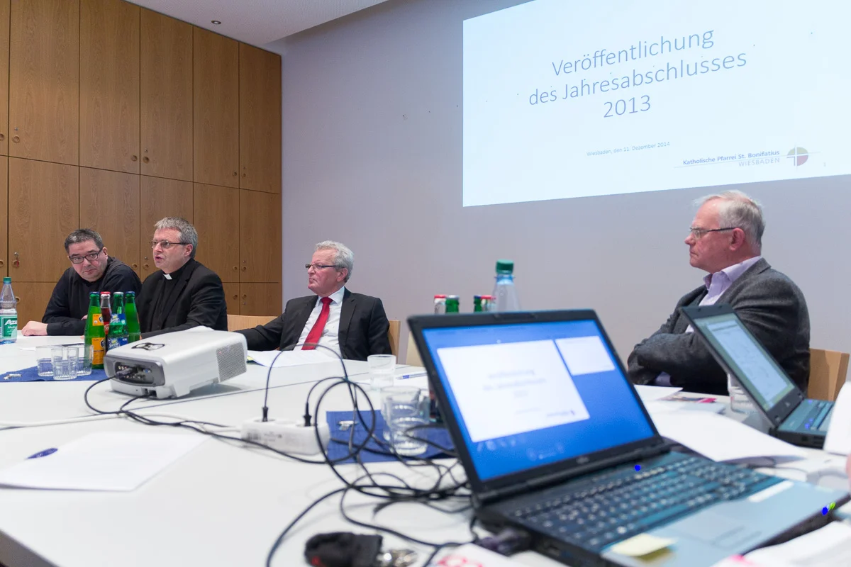 Pfarrer Gras, gemeinsam mit dem ehemaligen Pfarrer von St. Bonifatius,. Wolfgang Rösch, sowie den Verwaltungsräten Peter Lesko und Hans-Peter Thurn, im Gespräch mit der Presse. Foto: Benjamin Dahlhoff
