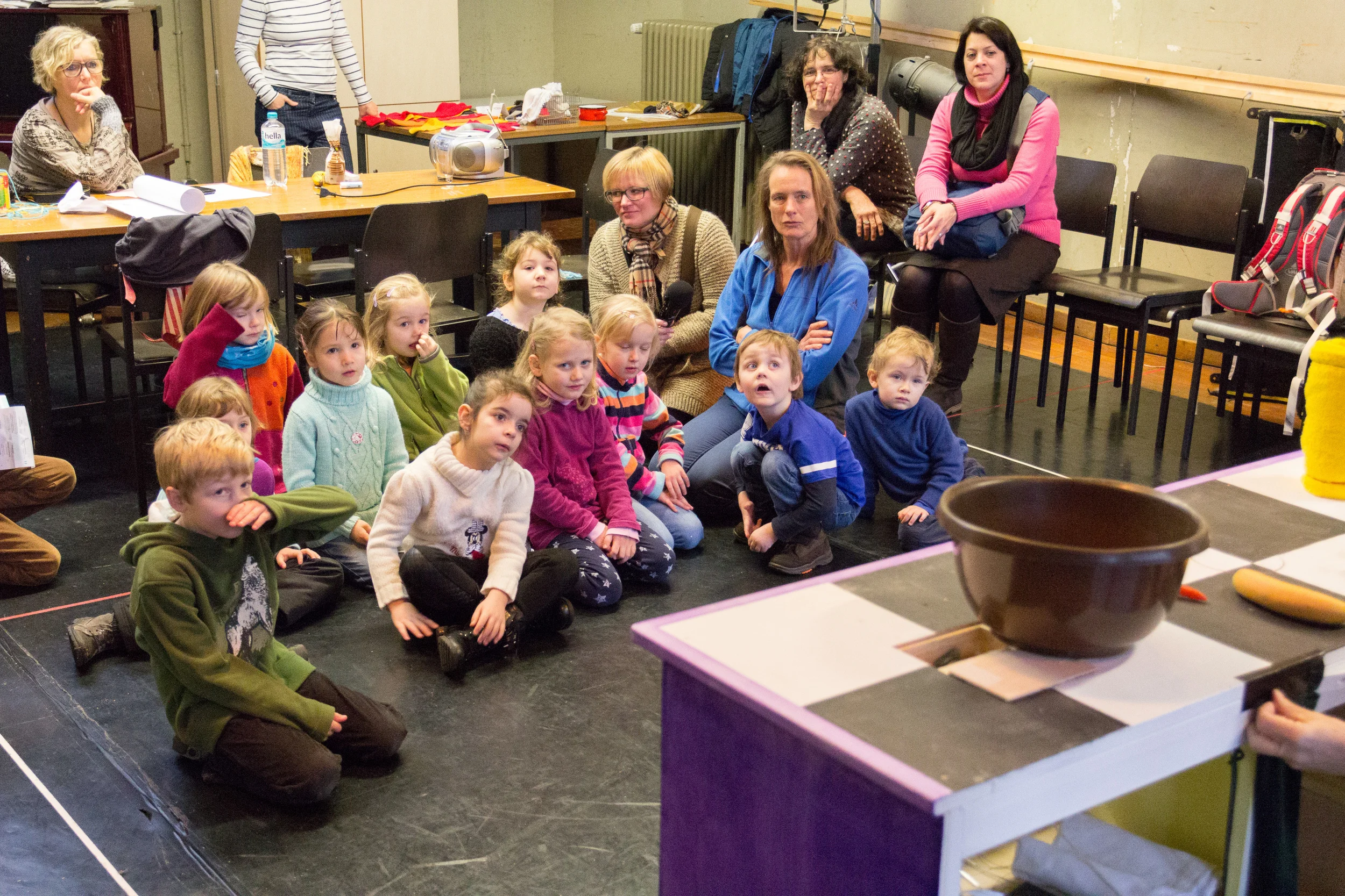 Kinder entdecken die Probebühne von "Katers Kuchen" in den Arbeitsräumen des Staatstheaters. Foto: Benjamin Dahlhoff 2015