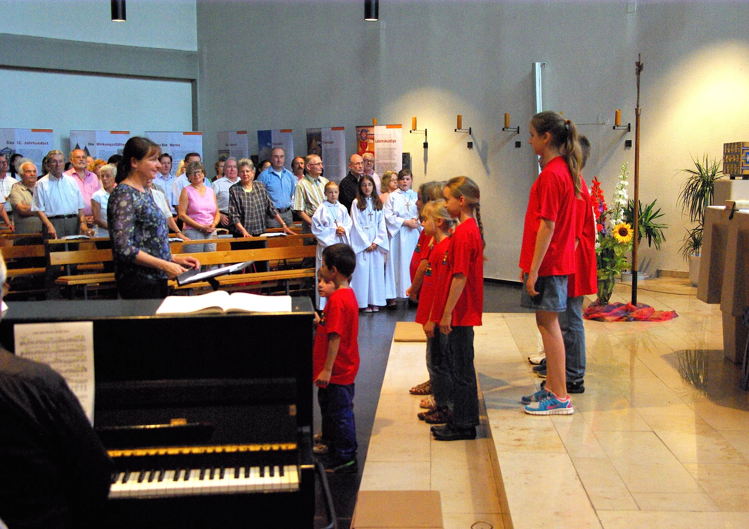 Das Bild zeigt den Auftritt des Kinderchores beim Fest zum 50jährigen Jubiläum der Kirche St. Michael im Sommer 2014.