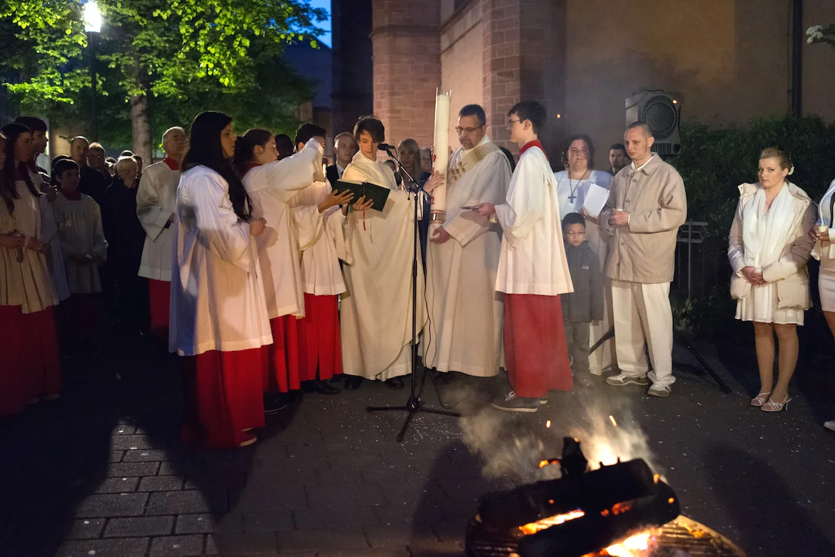 Feier der Osternacht in St. Bonifatius: Kaplan Schade bereitet am Osterfeuer vor der Kirche die Osterkerze vor. Foto: 2014 Benjamin Dahlhoff