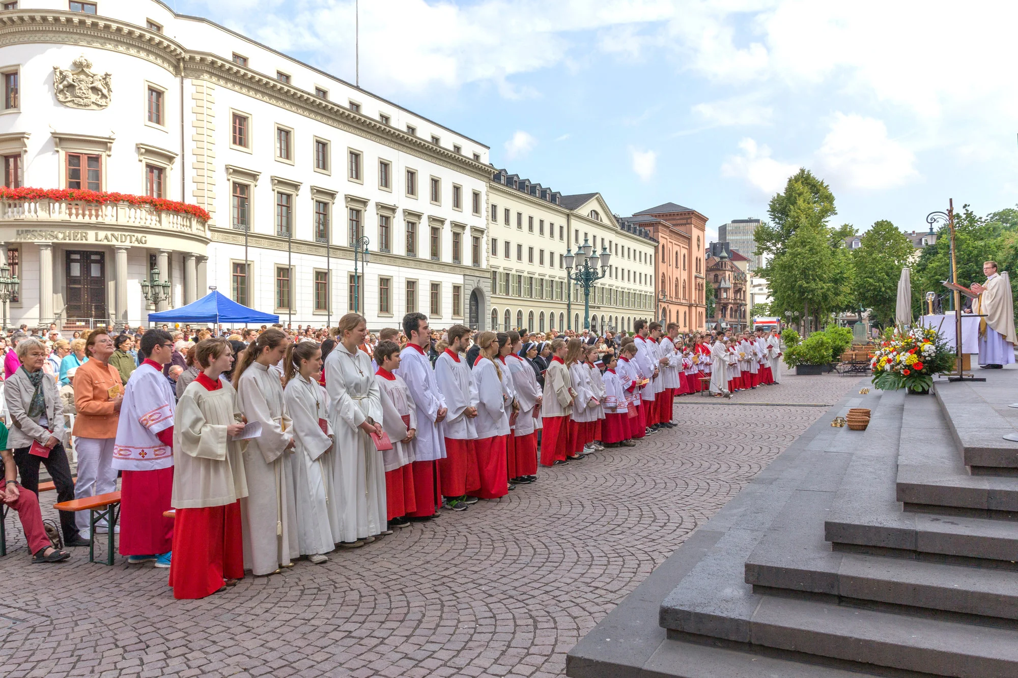 Fronleichnamsgottesdienst auf dem Wiesbadener Schlossplatz. Foto: 2014 B. Dahlhoff