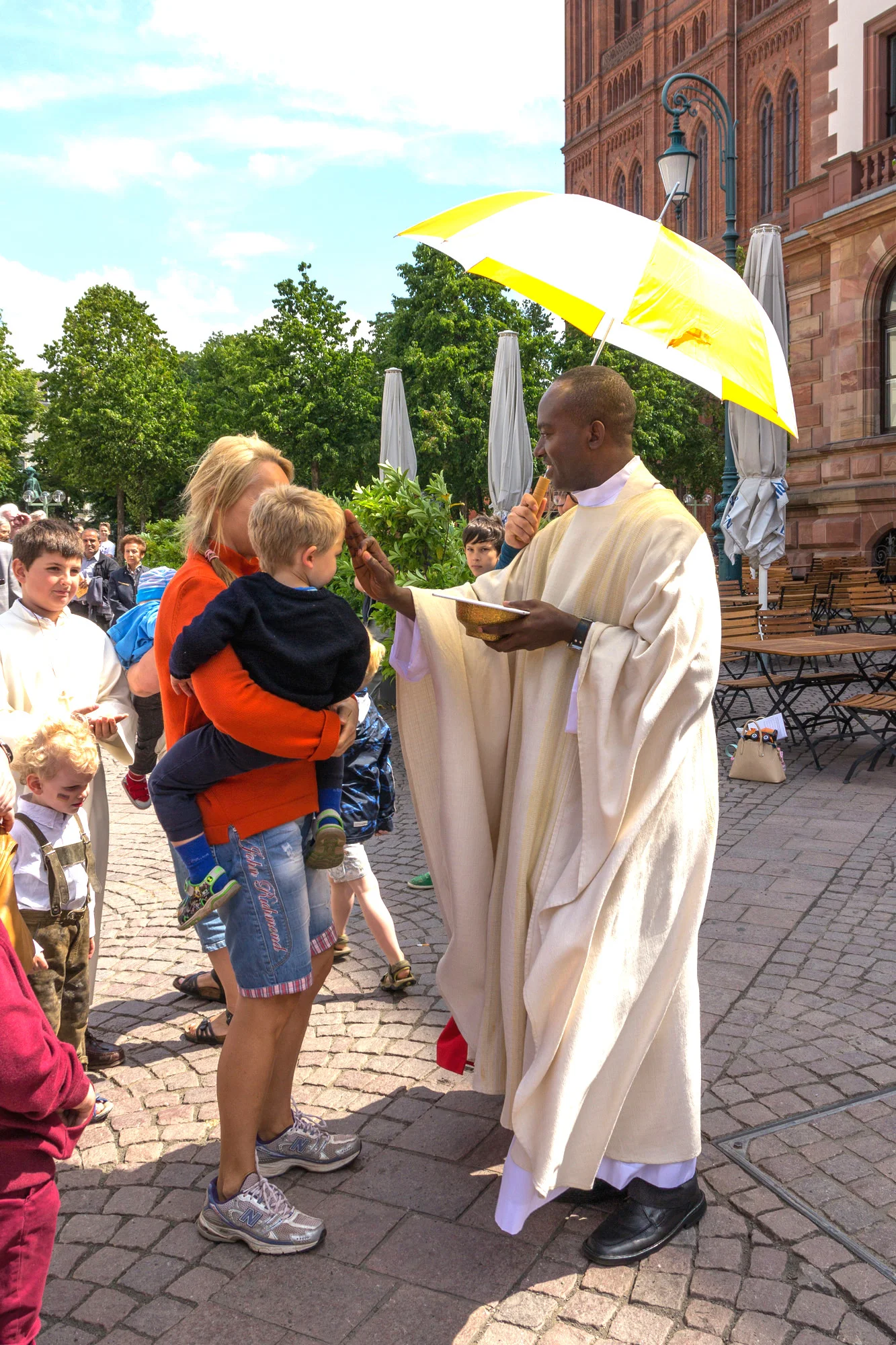 Pfarrer Jude Okeke segnet ein Kind bei der Kommunion der Fronleichnamsmesse. Foto: 2014 Benjamin Dahlhoff