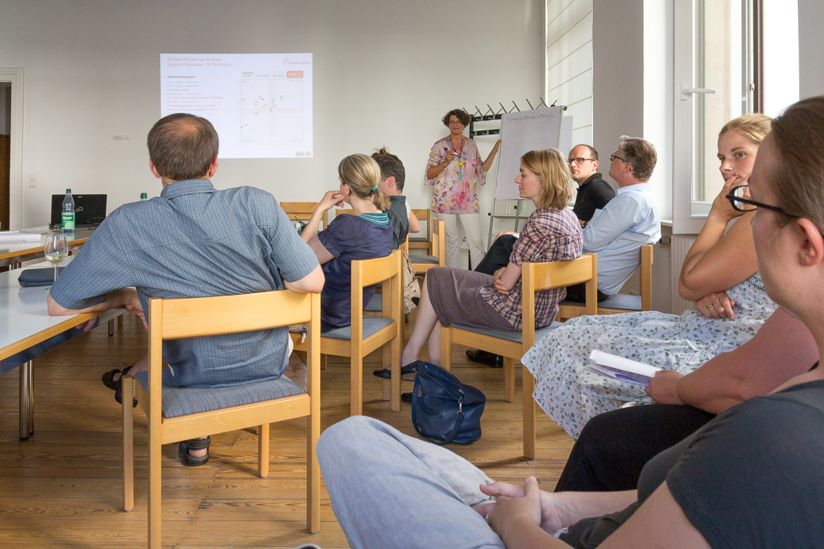 Kita-Koordinatorin Dr. Julia Fauth im Dialog mit den Eltern bei der diesjährigen Ergebnispräsentation der Elternbefragung. Bild: B. Dahlhoff