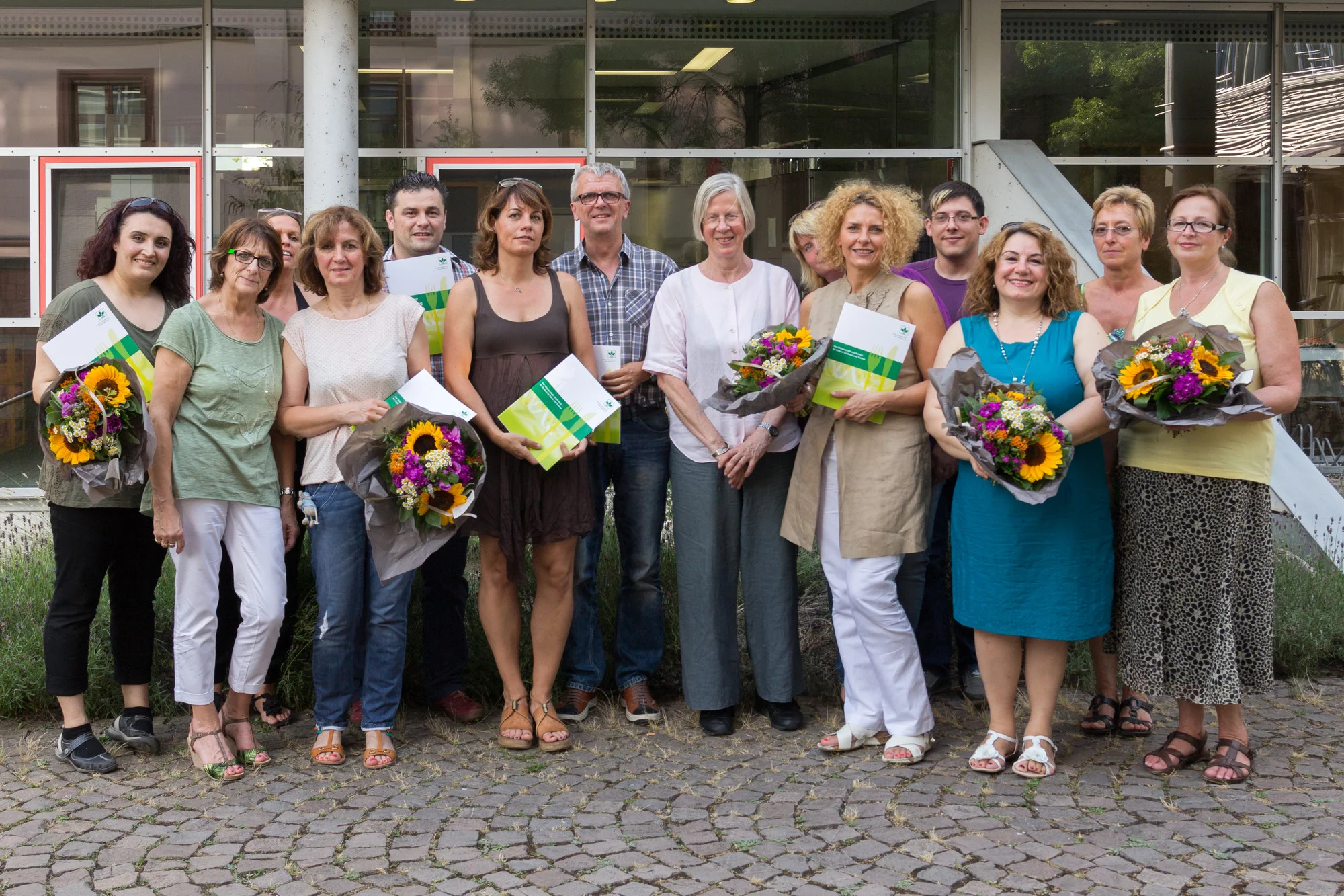 Kita-Leitungen und Küchenkräfte gemeinsam mit Dr. Dörte Folkers (DGE) bei der Übergabe der neuen DGE-Zertifikate. Foto: B. Dahlhoff