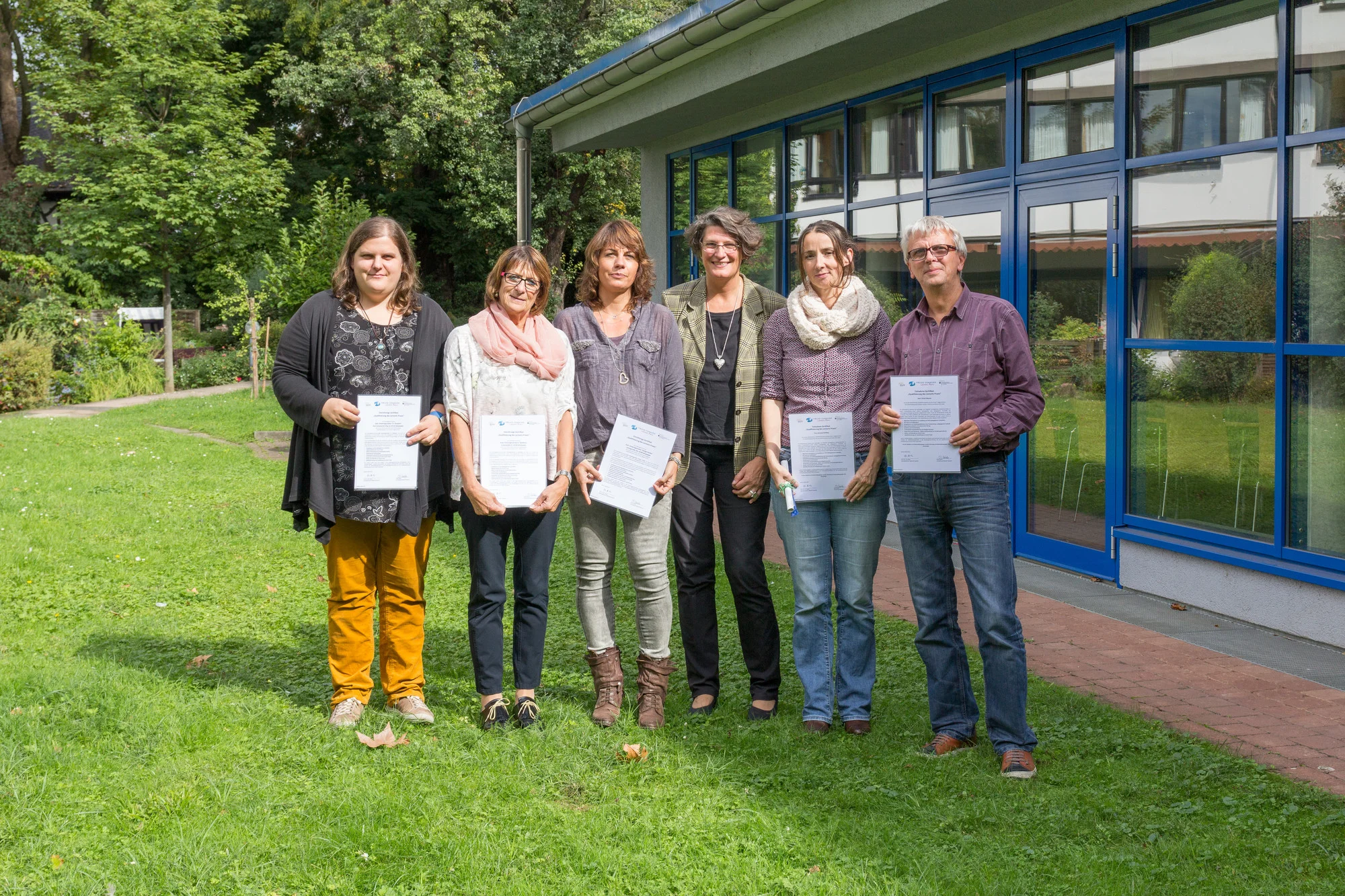 Die Teilnehmenden der Weiterbildung in Frankfurt nach der Zertifikatsübergabe.