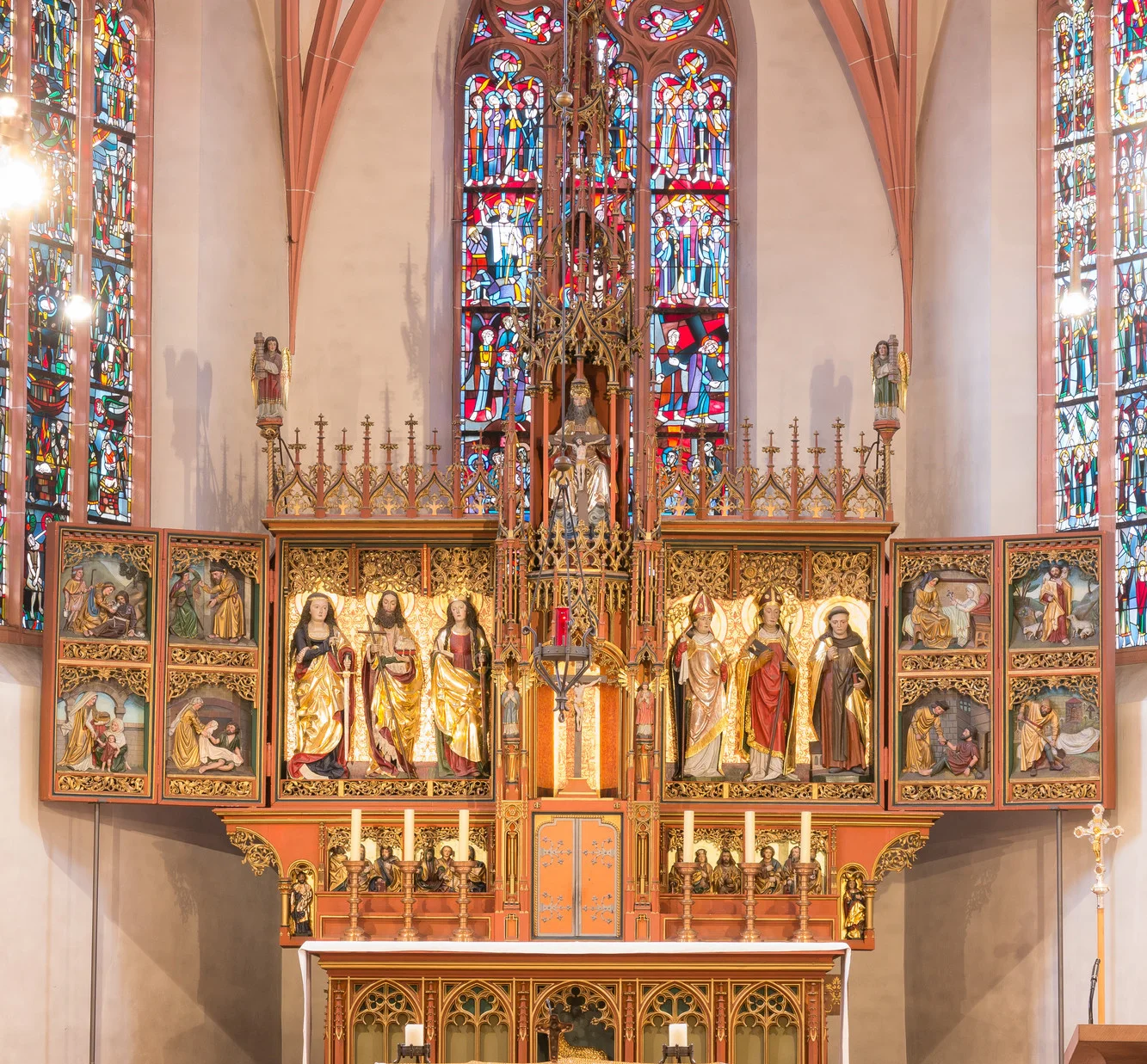 Hochaltar mit den sieben Werken der Barmherzigkeit in der Kirche St. Martin in Oestrich. Alle Fotos: Benjamin Dahlhoff 2016