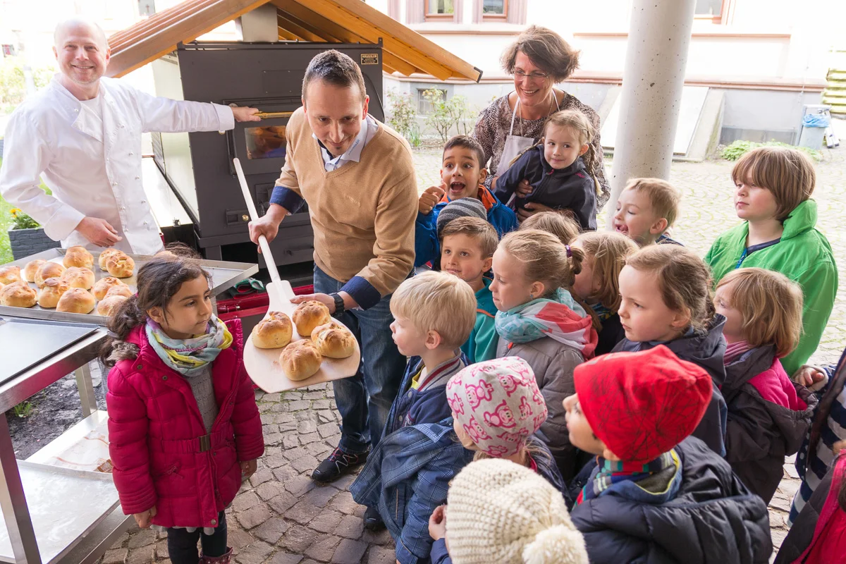 Frische Apfelbrötchen aus dem neuen Holzbackofen. Foto: Benjamin Dahlhoff 2016