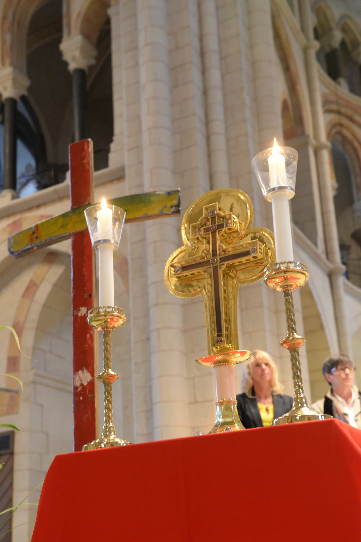 Kreuzreliqiue auf dem Altar im Limburger Dom. Bild: Bistum Limburg